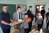 Pokloni opštine Ugljevik područnoj školi u Tutnjevcu