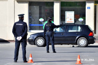 Muškarac pretučen ispred kuće u Gradišci, uhapšena dva migranta