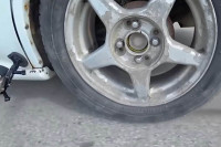 Šta će se dogoditi ako vozite automobil sa podignutom ručnom (VIDEO)