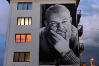 OMAŽ VELIKOM GLUMCU Na zgradi u Sokocu oslikan mural sa likom Nebojše Glogovca (FOTO)