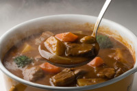 Bretanjski lonac: Francuski specijalitet od povrća i mesa koji budi sva čula!