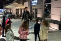 NOVAK ODUŠEVIO MALIŠANE Đoković na ulici učio djecu tenisu