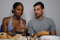 Srbin je ženi Amerikanki dao cijelu čašu rakije, njena reakcija najsmijaće vas do suza