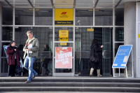 Pošte Srpske tonu, a direktor povećao plate za preko milion KM