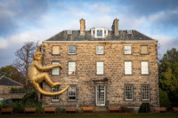 Velika skulptura majmuna osvanula na jednoj kući u Škotskoj: Evo u čemu se radi