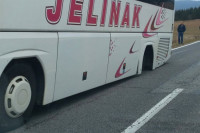 Nesvakidašnji slučaj u BiH: Sa autobusa spali točkovi