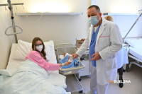 Bijeljina: Uručen zlatnik predsjednika Republike Srpske prvorođenoj bebi (FOTO)