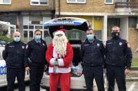 Bijeljinski policajci obradovali mališane novogodišnjim paketićima (FOTO)