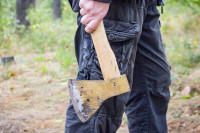Sjekirom oštetio automobil, pa se zatvorio u kuću
