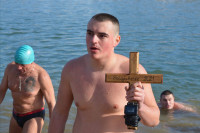 Lopare: Milorad Simić prvi doplivao do Časnog krsta