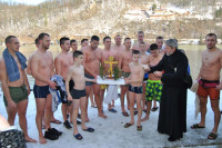 Hrabri Nikola (13) i Stefan (11) plivali u ledenom Zvorničkom jezeru