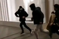 HAOS U CENTRU BEOGRADA! Migranti opljačkali butik u Knez Mihailovoj, napali obezbjeđenje prodavnice