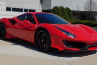 Primao pomoć za siromašne, a vozio ferrari