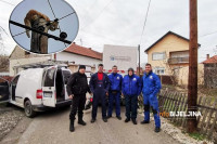 VELIKO BRAVO ZA RADNIKE ELEKTRO DISTRIBUCIJE Spasili mačku sa stuba (FOTO)