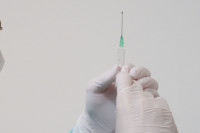 Stavio vakcinu u špric, izašao iz hale i dao je supruzi