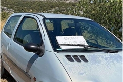 Fotografija automobila iz Dalmacije postala hit zbog natpisa