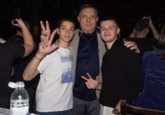 Dodik sa unucima na koncertu Aleksandre Prijović