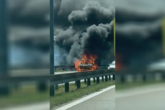 Dramatičan prizor na auto-putu Beograd-Niš: Automobil u plamenu