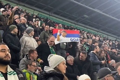 Navijač Borca u Beču podigao zastavu s Đokovićevim likom: Policija odmah reagovala