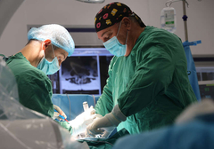 Dirljiv gest u UKC: Otac sinu donirao organ, pa mu SPASIO ŽIVOT