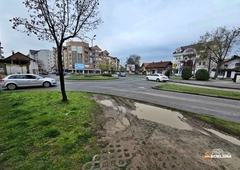 Bijeljina: Vozila parkiraju na travu i uništavaju zelenu površinu (FOTO)