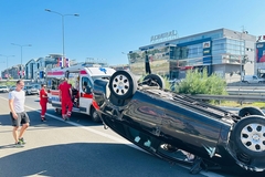 Automobil na krovu kod Arene