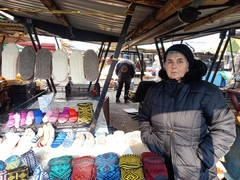 Baka Spomenka skoro cijeli život plete i prodaje priglavke na bijeljinskoj Zelenoj pijaci (FOTO)