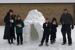 Zabava tokom izolacije: Otac sa sinovima prespavao u igluu u dvorištu