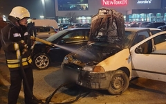 Gorio "fiat punto" na parkingu tržnog centra u Bijeljini