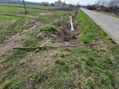 MITROVIĆ UPOZORAVA: U LJeljenči kablovi POD NAPONOM leže pored puta (FOTO)