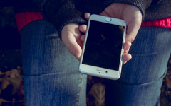 Škola u BiH zabranila đacima da donose mobilne telefone
