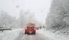 Snijeg otežava saobraćaj, u tunelu Karaula zaglavljena dva teretna vozila