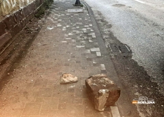 Građani strahuju da će neko nastradati: Obrušava se fasada sa starog objekta u centru Bijeljine