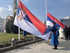 Dva jarbola sa zastavama Srbije i Srpske ispred Palate Republike