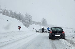OPREZ: Snijeg ponovo izazvao probleme na putevima 