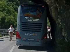 Autobus se zaglavio u kanjonu Tijesno