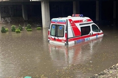 Haos na ulicama Skoplja: Ulice pod vodom, vjetar obarao stabla