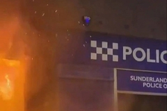 Haos u Engleskoj: Zapaljena policijska stanica, nasilni protesti zbog napada nožem /VIDEO/