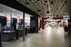 GRAĐANI ZAOBILAZE TRGOVINE Bojkot u Sarajevu shvaćen ozbiljno, kase zjape skoro prazne, a kasirke ćaskaju