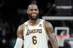Lebronov dres prodat za skoro četiri miliona dolara (FOTO)