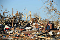 TORNADO RAZORIO JUG AMERIKE Bajden proglasio vanredno stanje (VIDEO)