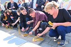 Građani Bijeljine prislužuju svijeće u centru grada (FOTO, VIDEO)