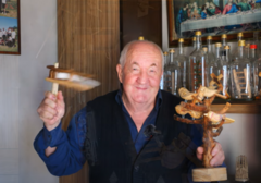 U Njemačkoj ne treba nam štela, uvijek čeka bauštela: Penzioner Marijan izrađuje etno suvenire, sastavlja pjesme, a neke je posvetio i gastarbajterima (VIDEO)