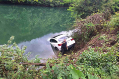 Skupocjeni mercedes sletio u Vrbas, izvlačili ga vatrogasci 