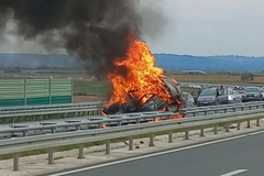 Teška saobraćajna nesreća u Srbiji: Vozio suprotnom trakom, zakucao se u automobil i zapalio