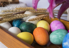 Sveštenik objasnio stav crkve: Da li se FARBAJU JAJA ZA VASKRS ako je neko od ukućana preminuo