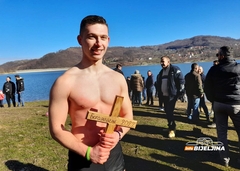 Bijeljinac prvi doplivao do Časnog krsta na jezeru Snježnica (FOTO)