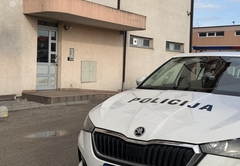 Prvi snimci ispred zgrade strave i užasa: Monstrum golim rukama usmrtio ženu i maloljetnog sina