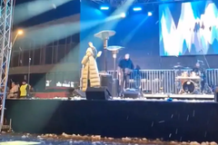 Anu Bekutu u Čačku gađali grudvama: "Sram vas bilo" (VIDEO)