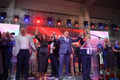 Dodik na tribini u Bijeljini: Ponosni smo na Minića i Cvijanovićevu, njihova pobjeda neupitna